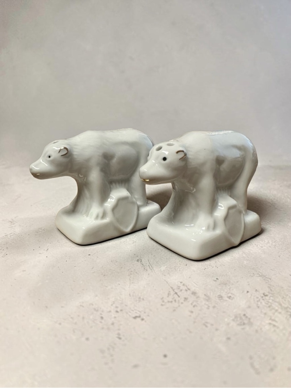 Vintage Grizzly Bear “Drive Through Tree” Salt & Pepper Shakers